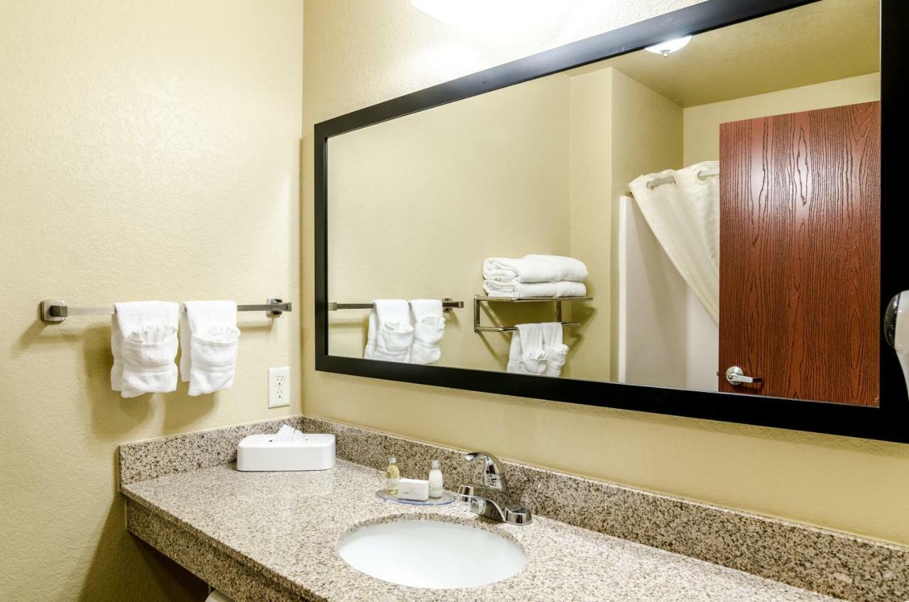 Cobblestone Inn & Suites-Kersey Exteriör bild